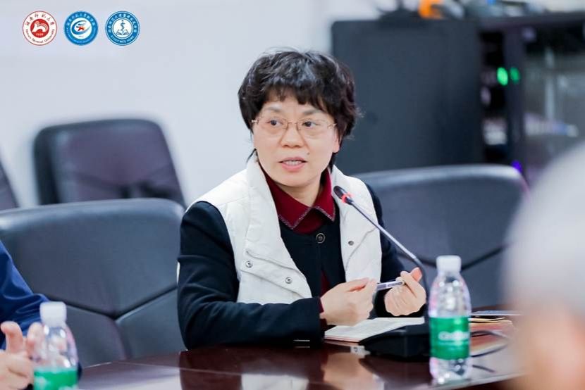 图片包含 人, 桌子, 室内, 女人 AI 生成的内容可能不正确。