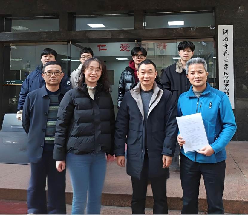 一群人站在一起合影 AI 生成的内容可能不正确。