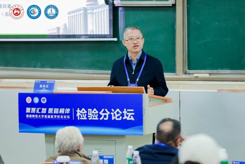 人们在看台上的人在电视前 AI 生成的内容可能不正确。