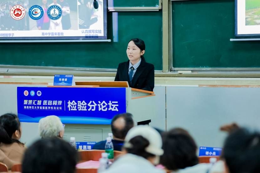 人们在看台上的人在房间里 AI 生成的内容可能不正确。